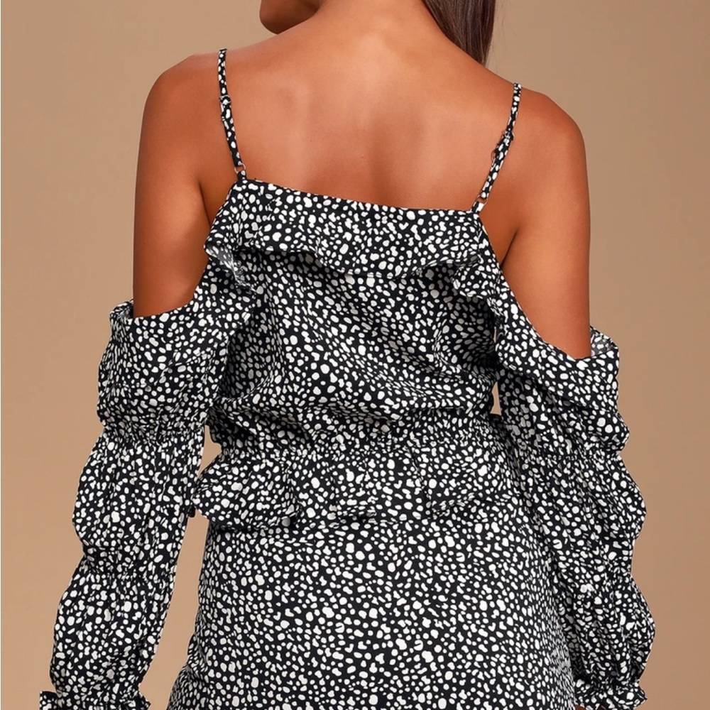 Lulu’s Doting Love Black and White Print Ruffled Off-the-Shoulder Top - M